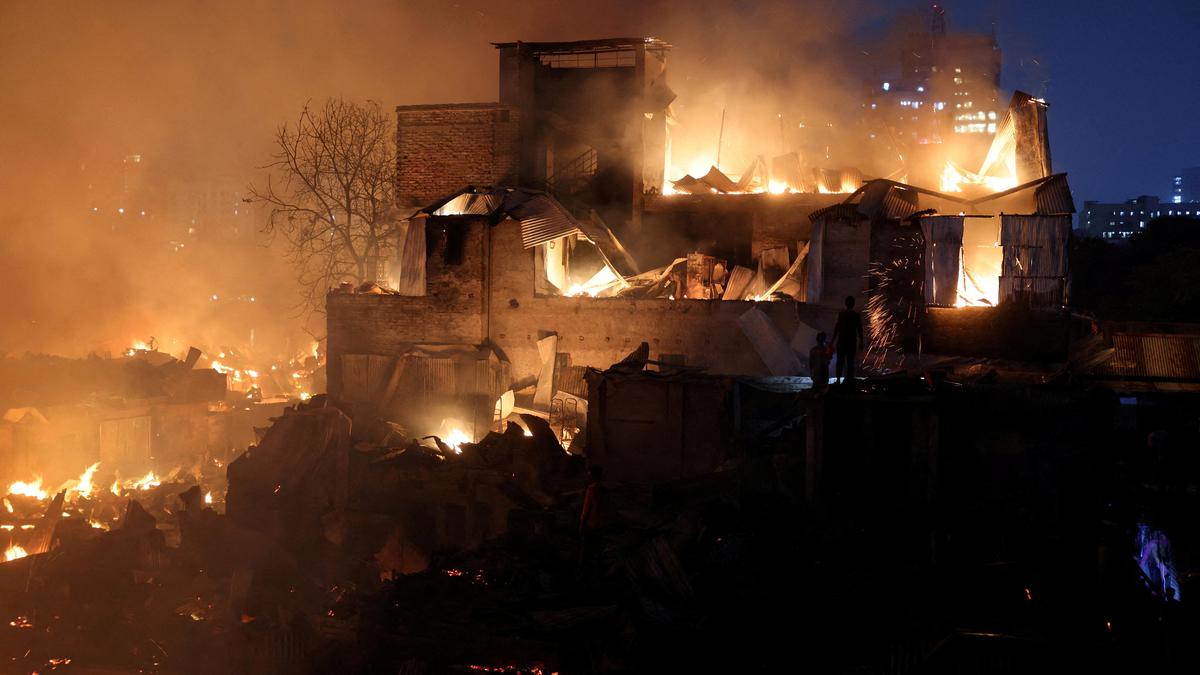 Bangladesh slum fire leaves thousands homeless