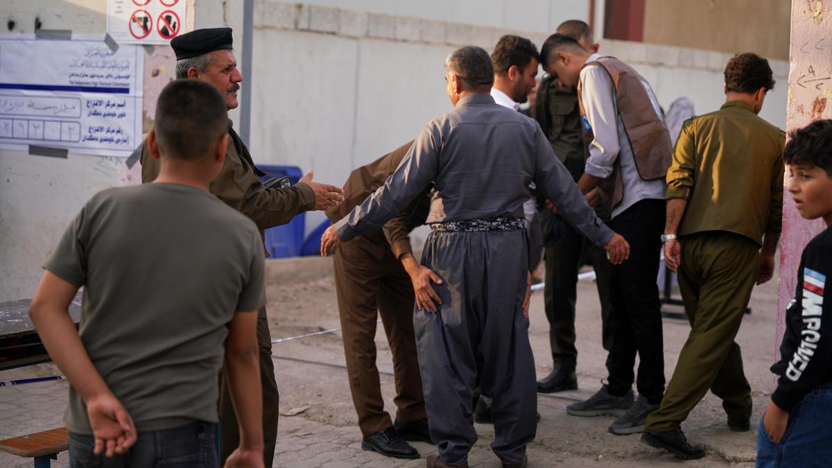 Iraqis vote in parliamentary election marked by tight security and major political boycott