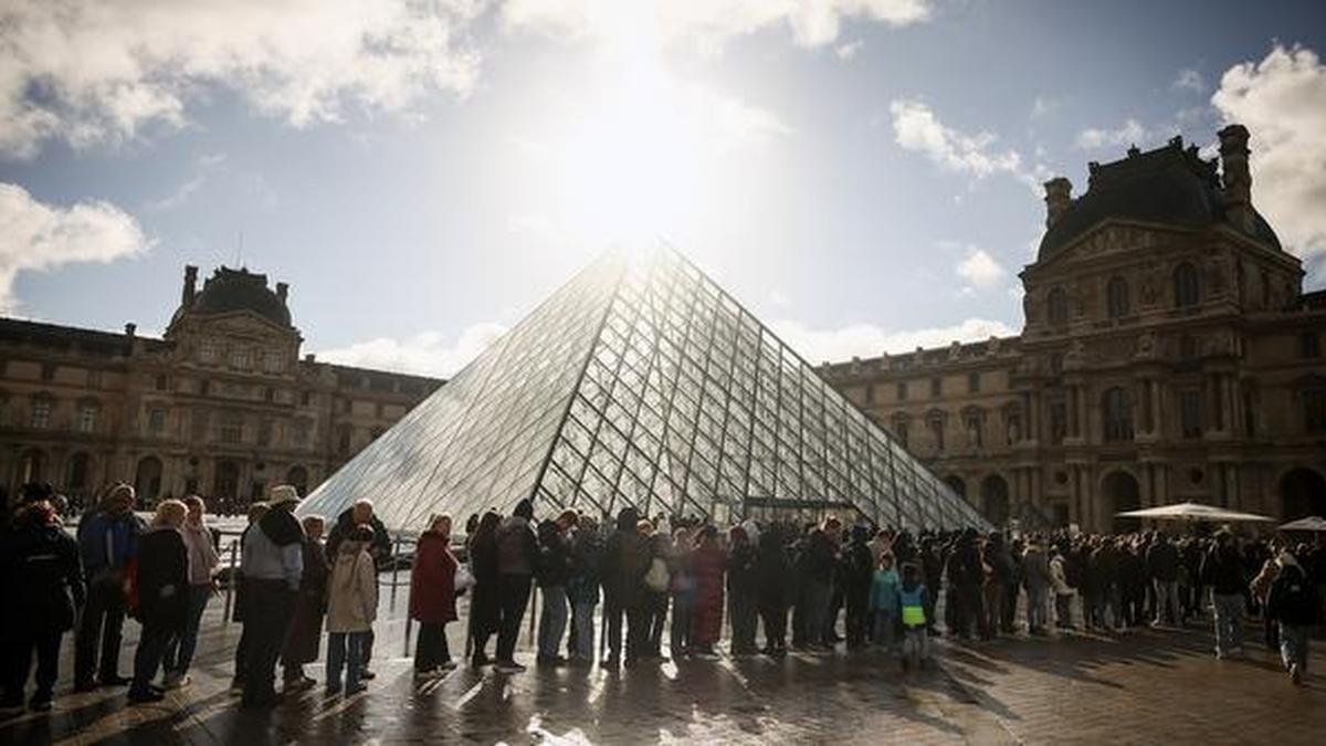Two more charged in connection with Louvre jewel heist