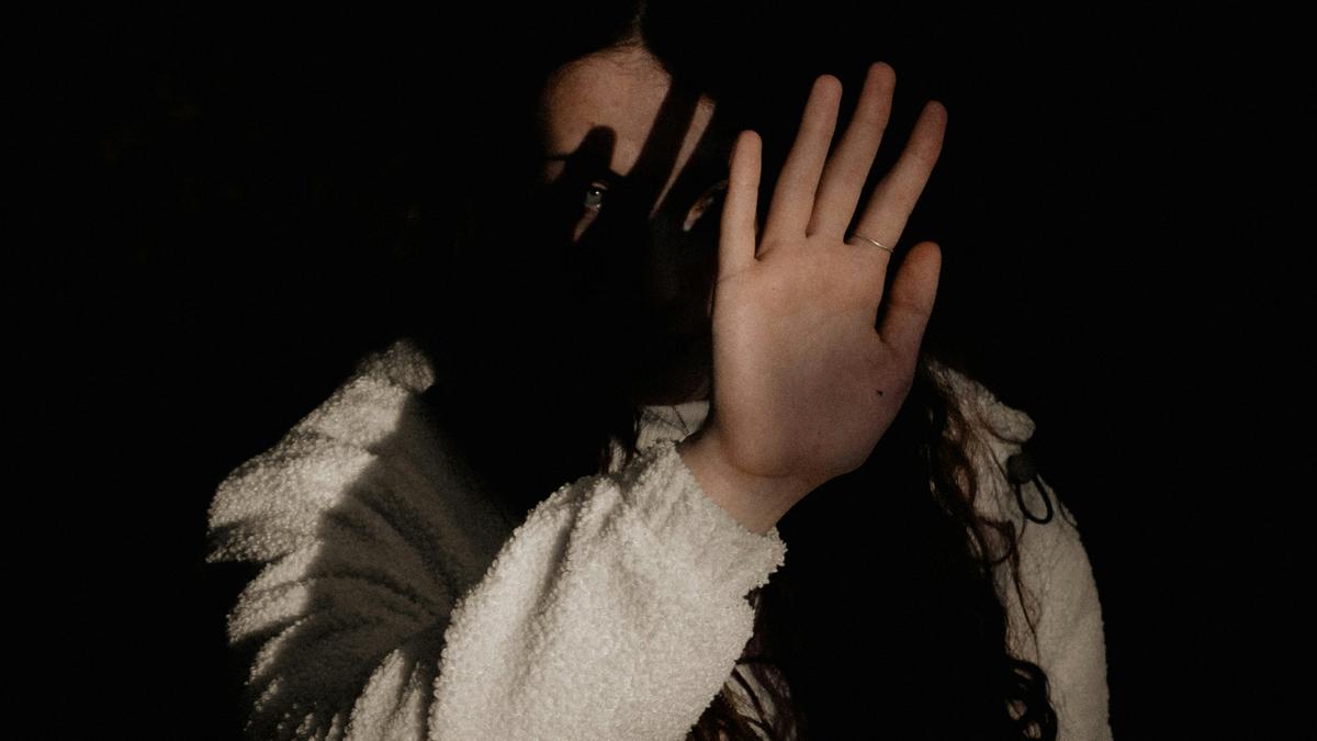 Stress primes neural hub to trigger freezing to new, unrelated fear cues