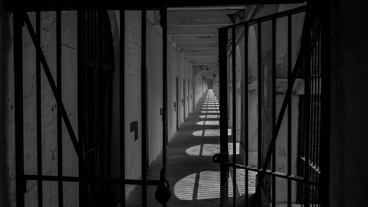 Two flee French jail using bed sheets