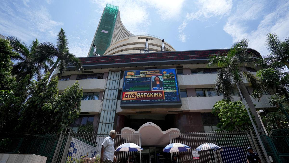 Stock markets fall for second day on profit booking in bank, oil shares