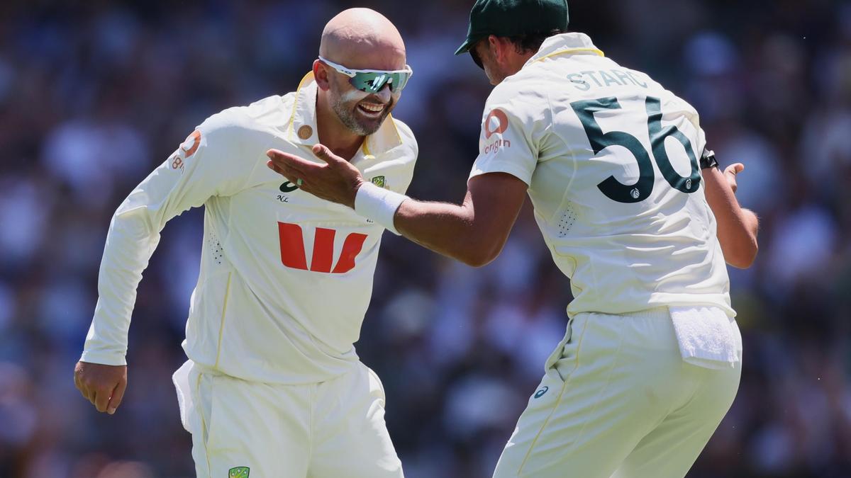 Third Ashes Test: Australia all out for 371 in 3rd Ashes Test
