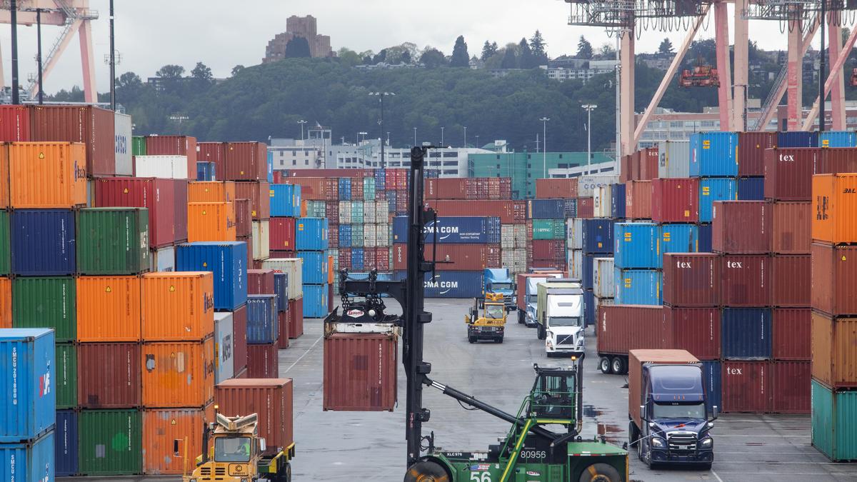 Trade deficit falls 61% in Nov. 2025 to .6 billion on surging merchandise exports