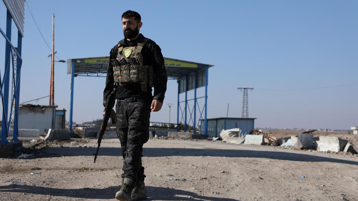 Syrian troops poised to attack Kurdish towns as SDF withdraws east of Aleppo