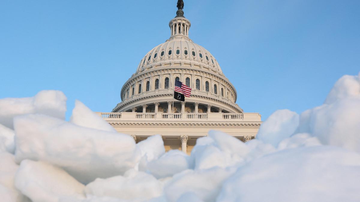 Powerful storm threatens U.S. East Coast including parts unaccustomed to heavy snow