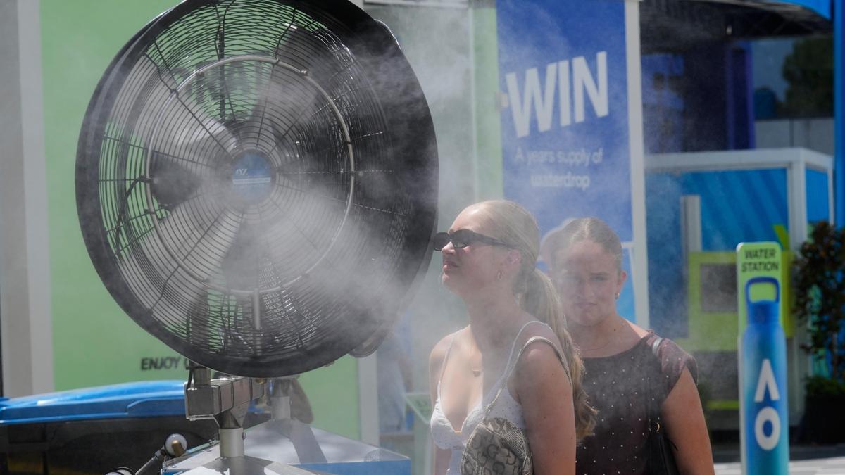 Firefighters order evacuation as heatwave bakes Australia