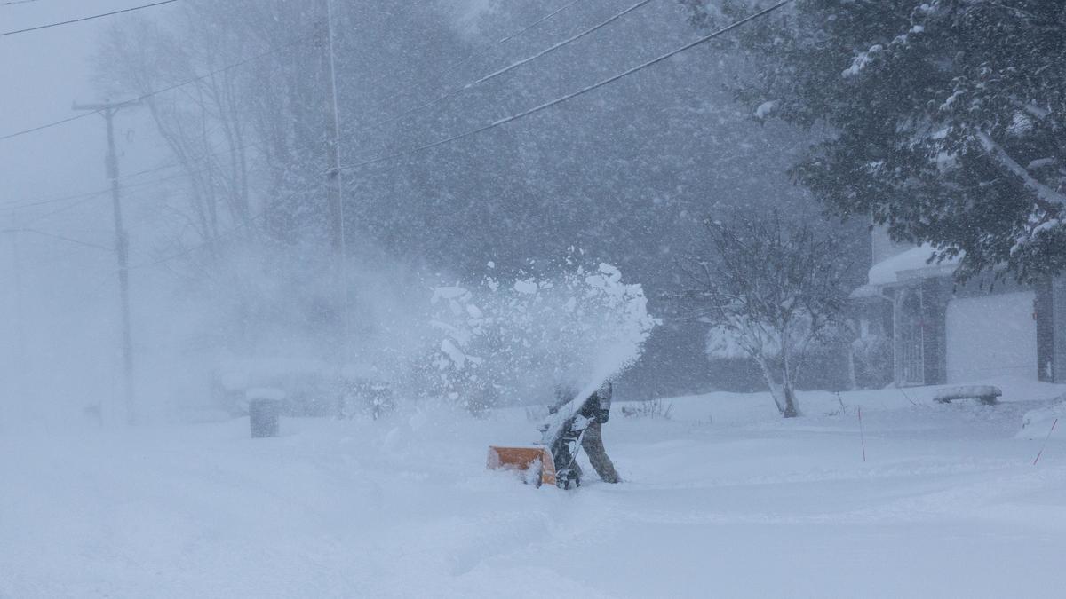 Massive 100-vehicle pileup in Michigan as snowstorm moves across U.S.