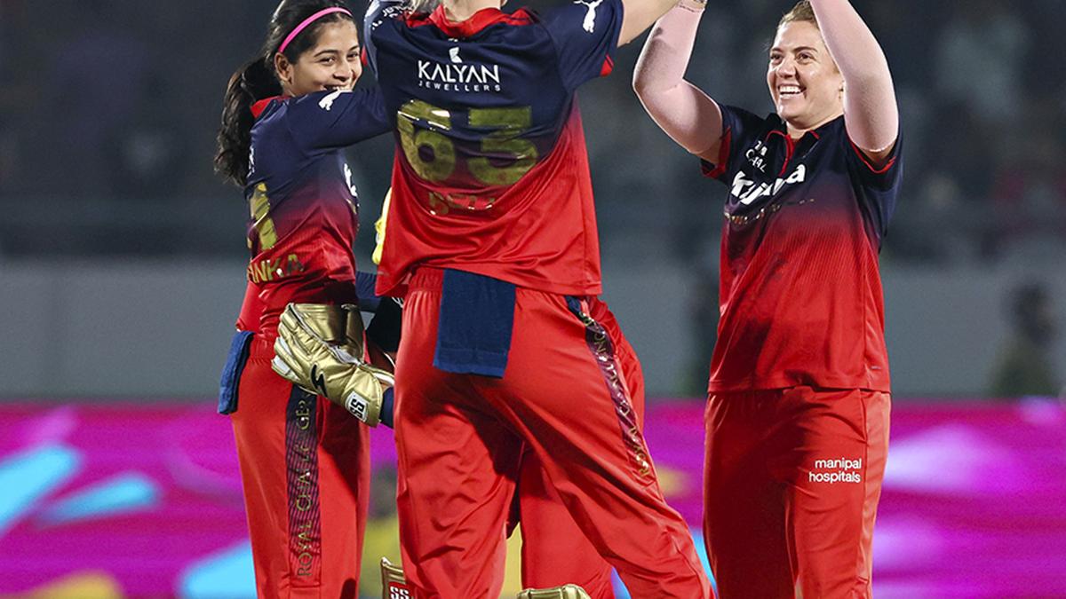 After the de Klerk show, Harris and Smriti take over for RCB