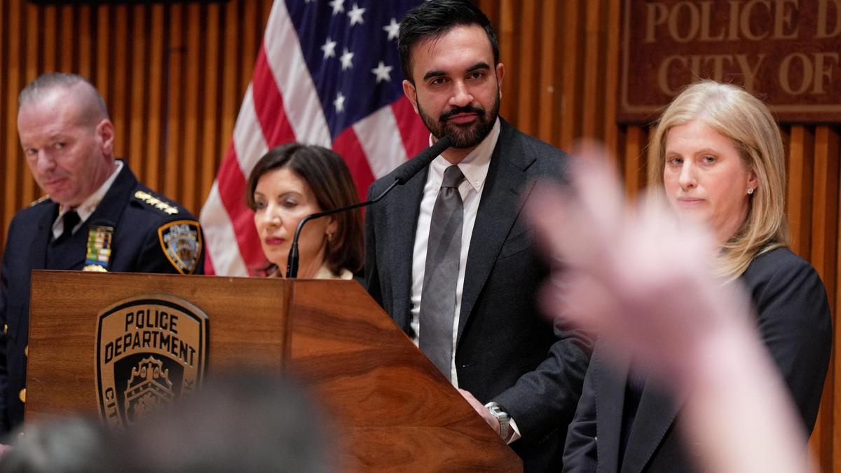 AI, manipulated images falsely link some US politicians with Epstein