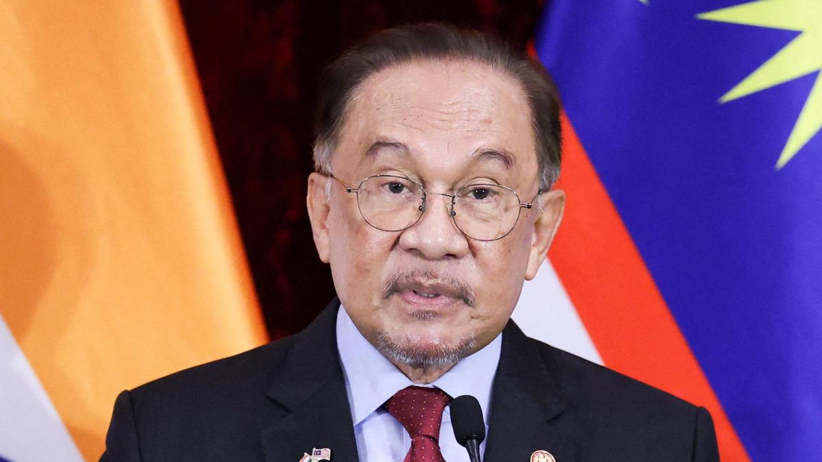 Malaysia may get law to curb premiership to two terms