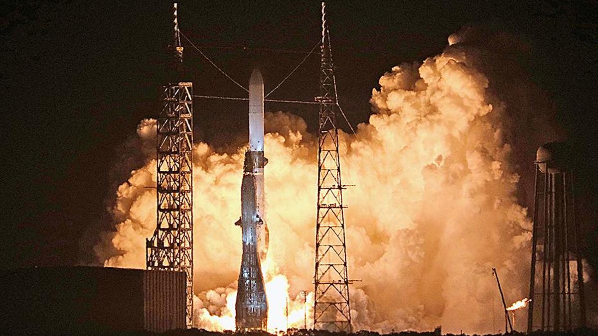 What explains SpaceX, Blue Origin stepping up their moon plans? | Explained