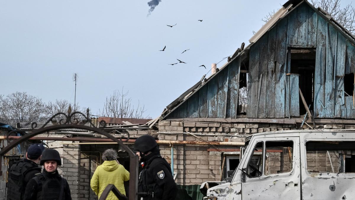 Russian strike on Zaporizhzhia kills 2 as Ukraine seeks to move forward peace talks