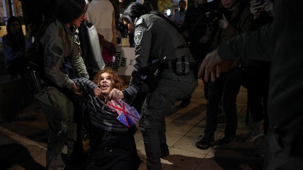 Hundreds of Israelis protest against war, clash with police