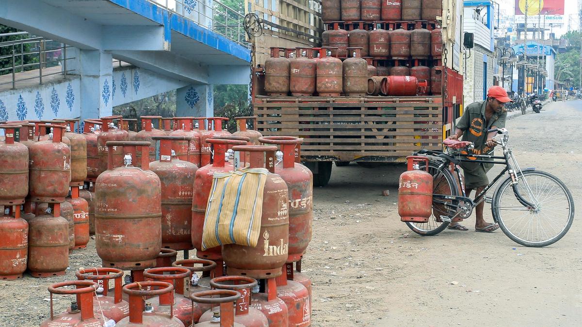 Fuel crisis LIVE: Chhattisgarh caps commercial LPG supply, sets timeline for domestic refill booking