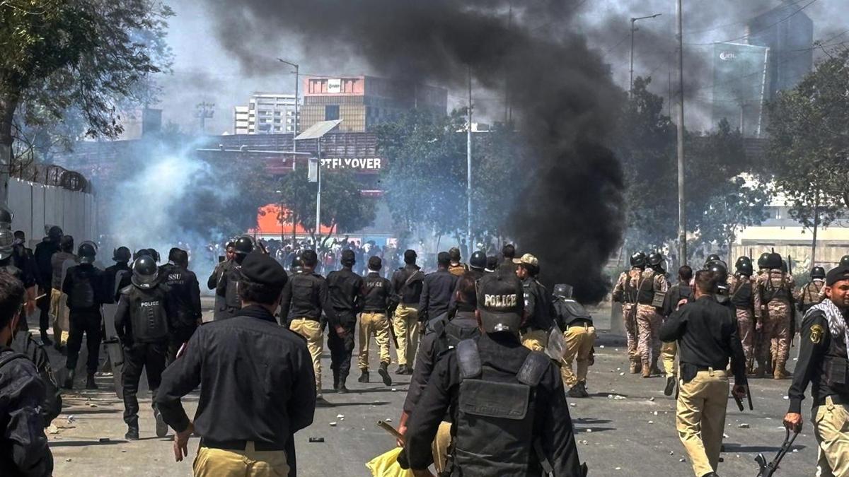 10 killed as protesters try to storm U.S. Consulate in Pakistan