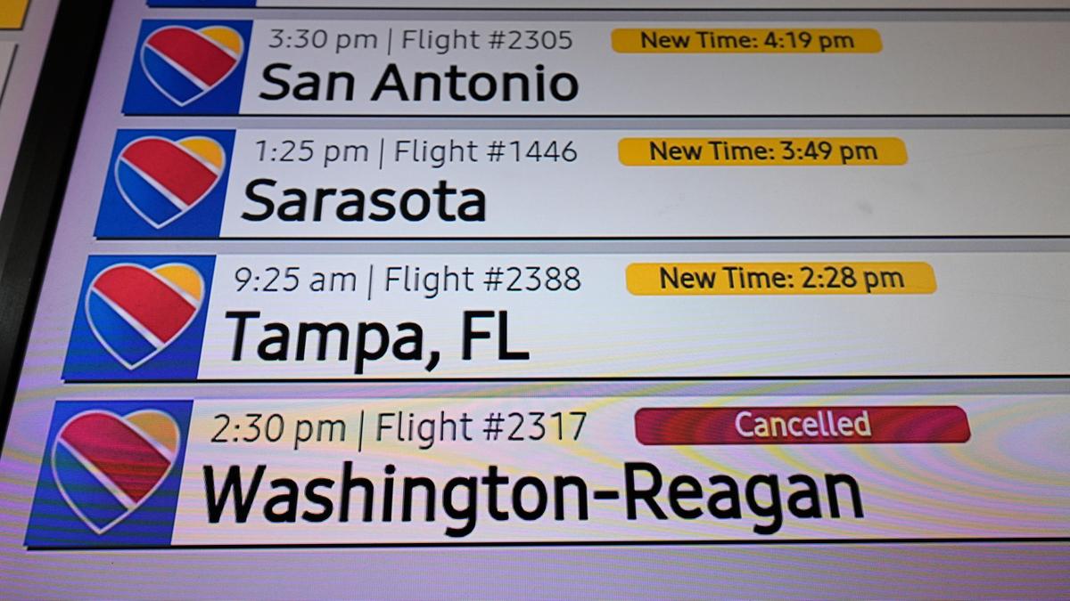 U.S. says airport delays will worsen as shutdown continues