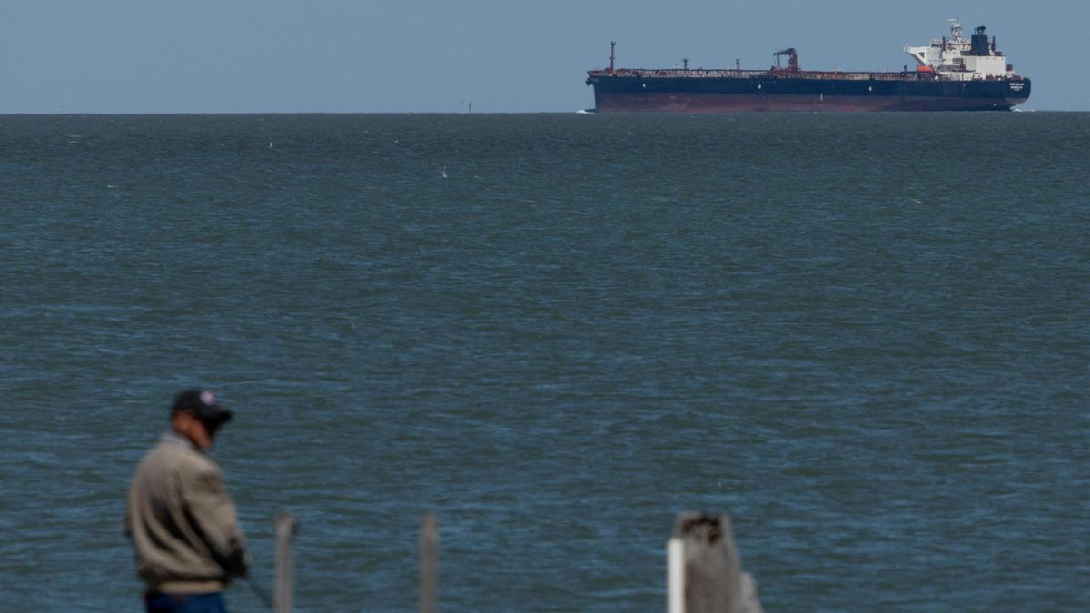 U.S.-sanctioned supertankers enter Gulf despite blockade