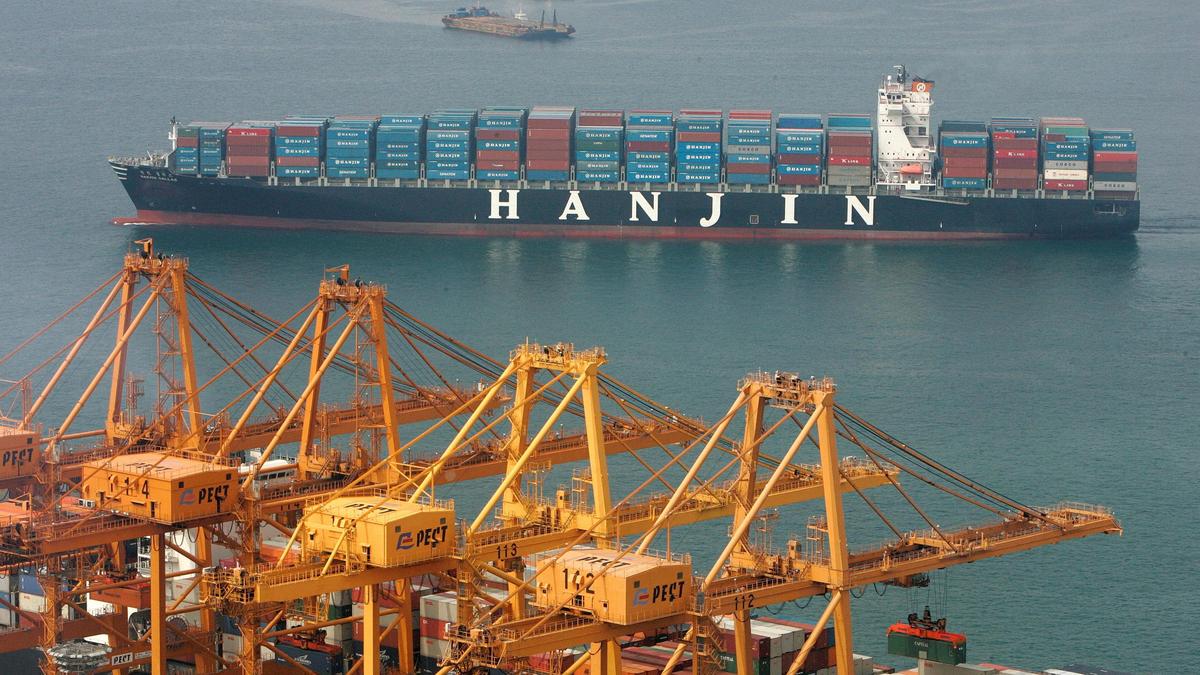 South Korea to probe ship fire in Strait of Hormuz, Trump blames Iranian attack