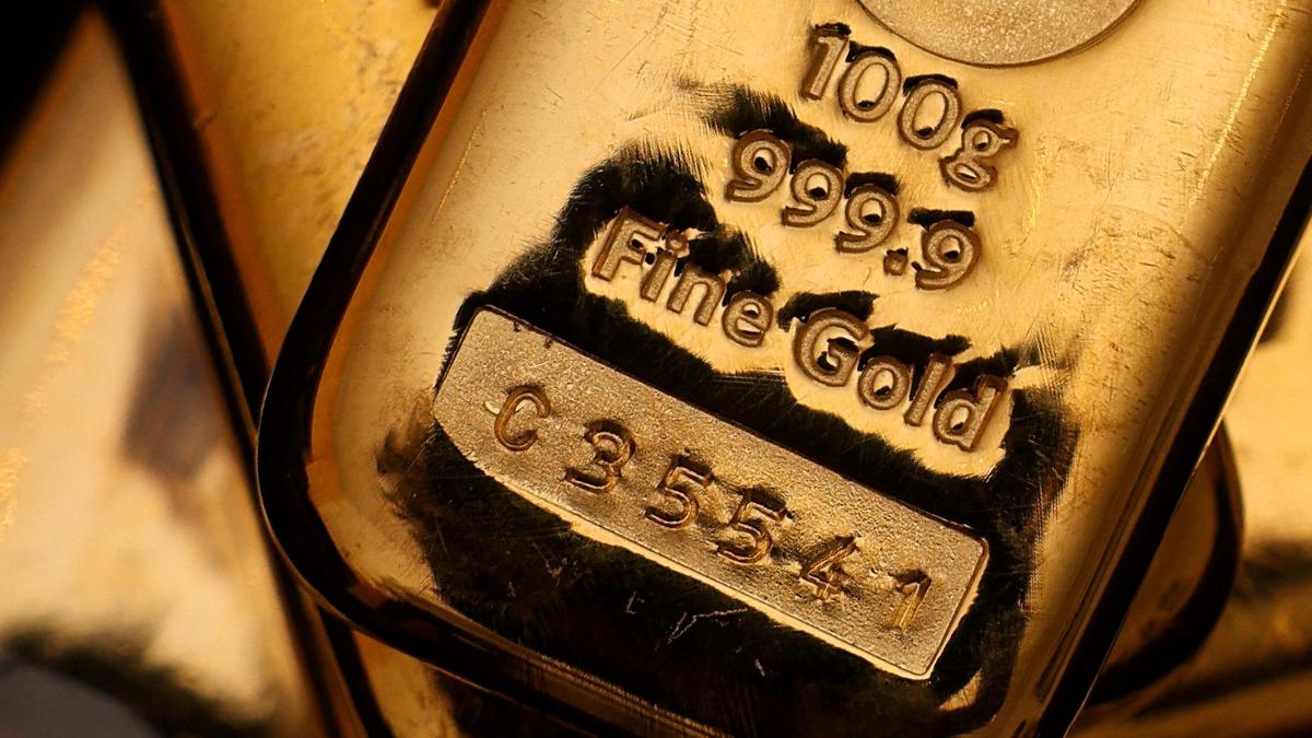 Gold, silver drop for 3rd day on strengthening of U.S. dollar
