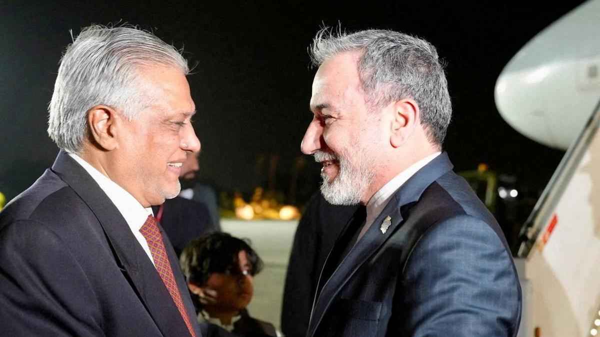 Pakistan Foreign Minister discusses regional situation with Iranian counterpart