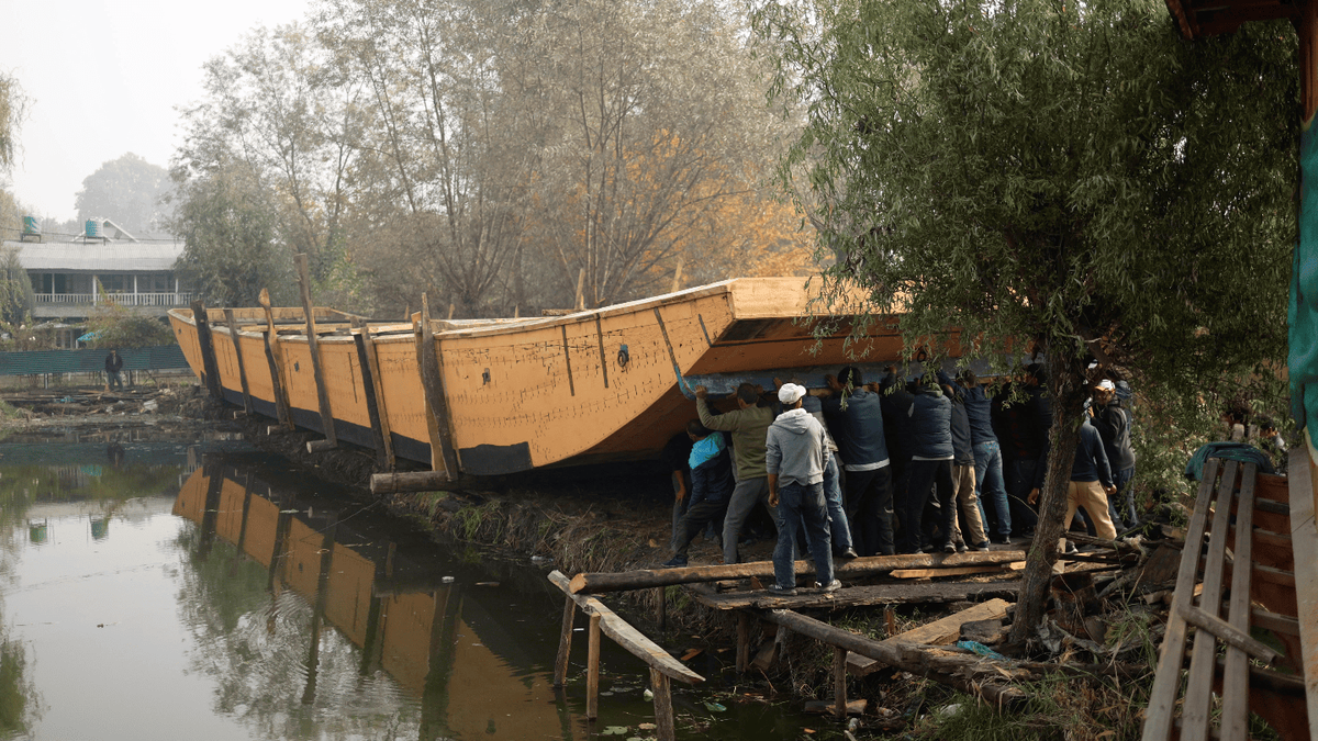 British Museum funds research on Kashmir’s last houseboat makers and the vanishing craft