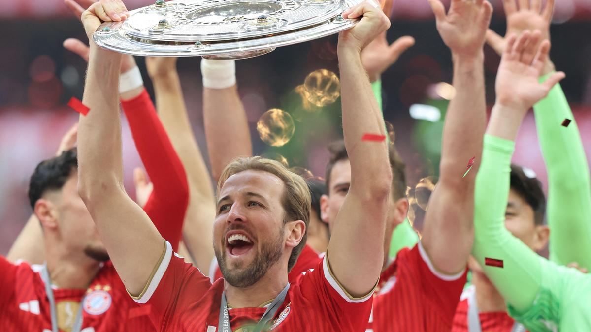 Bayern Munich finally receives Bundesliga trophy and celebrates