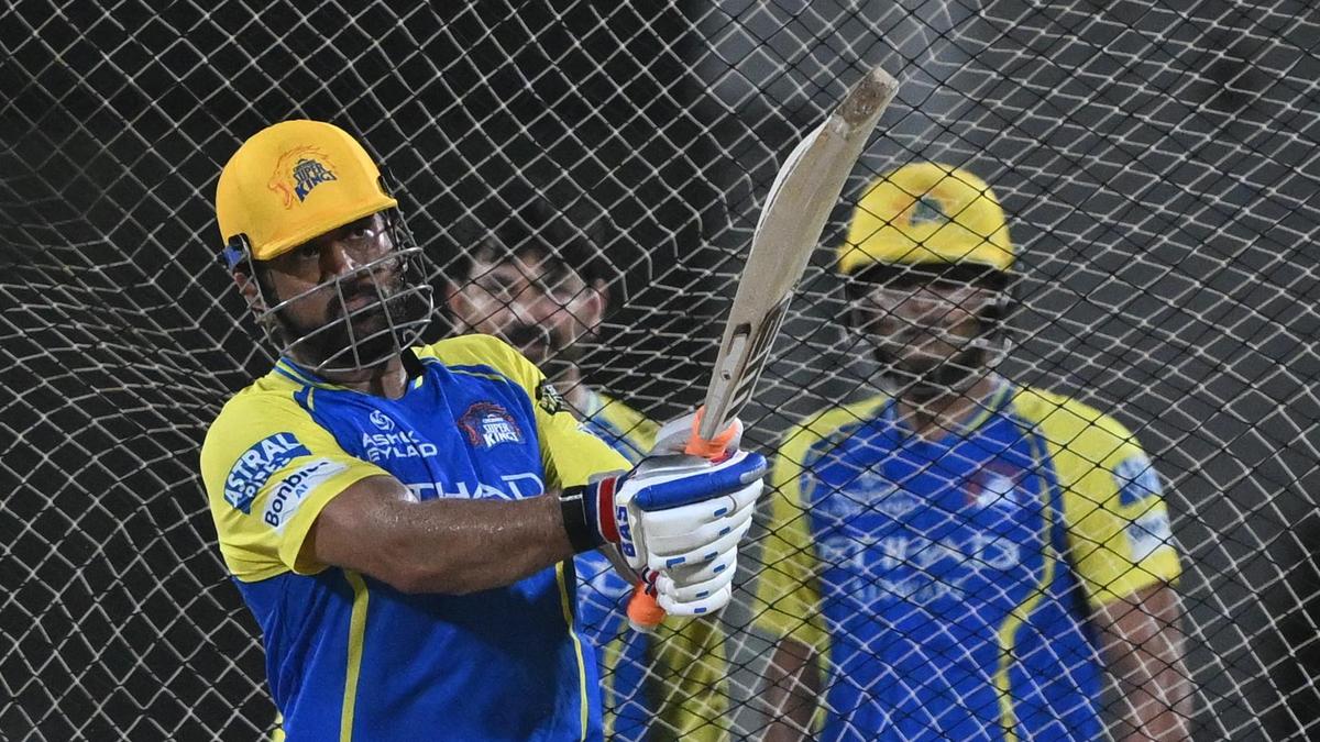 Dhoni will return once he is confident about his calf: Hussey