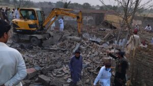 Twelve Pakistani police officers killed in car bombing and shootout