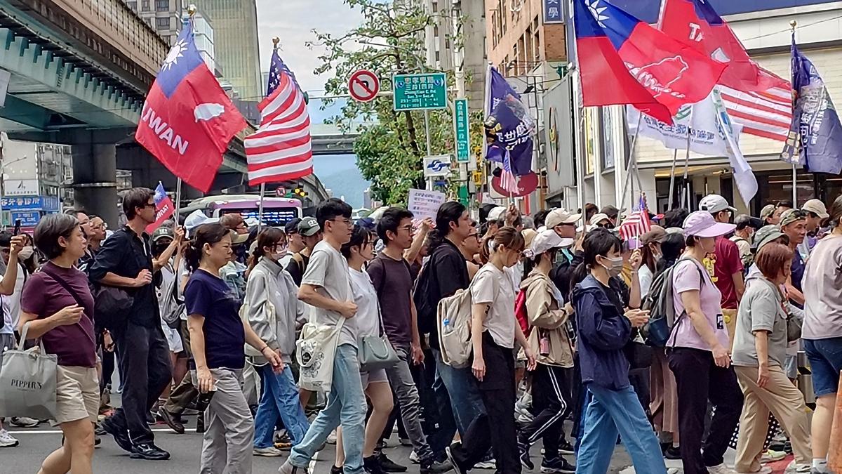 Hundreds rally in Taipei over defence spending cuts