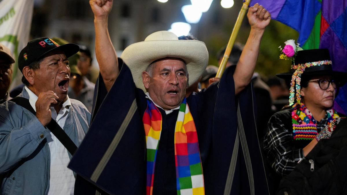 Peru presidential election: Leftist takes lead in too-close-to-call runoff
