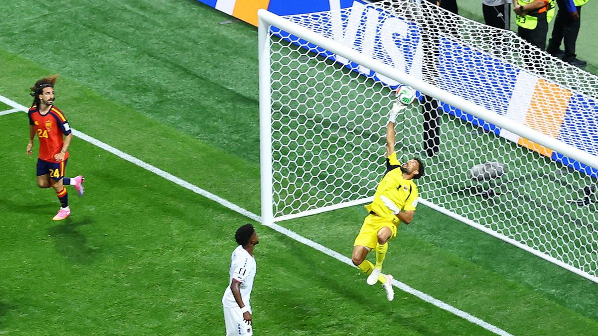 40-year-old Cape Verde goalkeeper Vozinha turns in a spectacular performance in World Cup debut