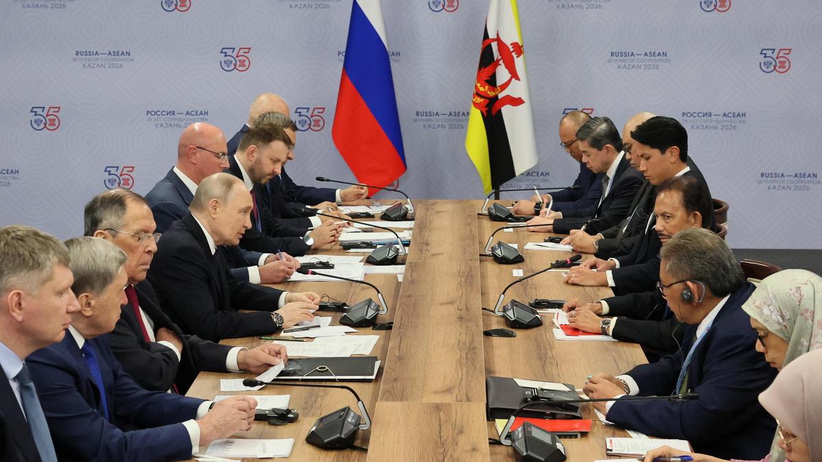 Putin hosts leaders of Southeast Asian nations, seeking to boost their business ties