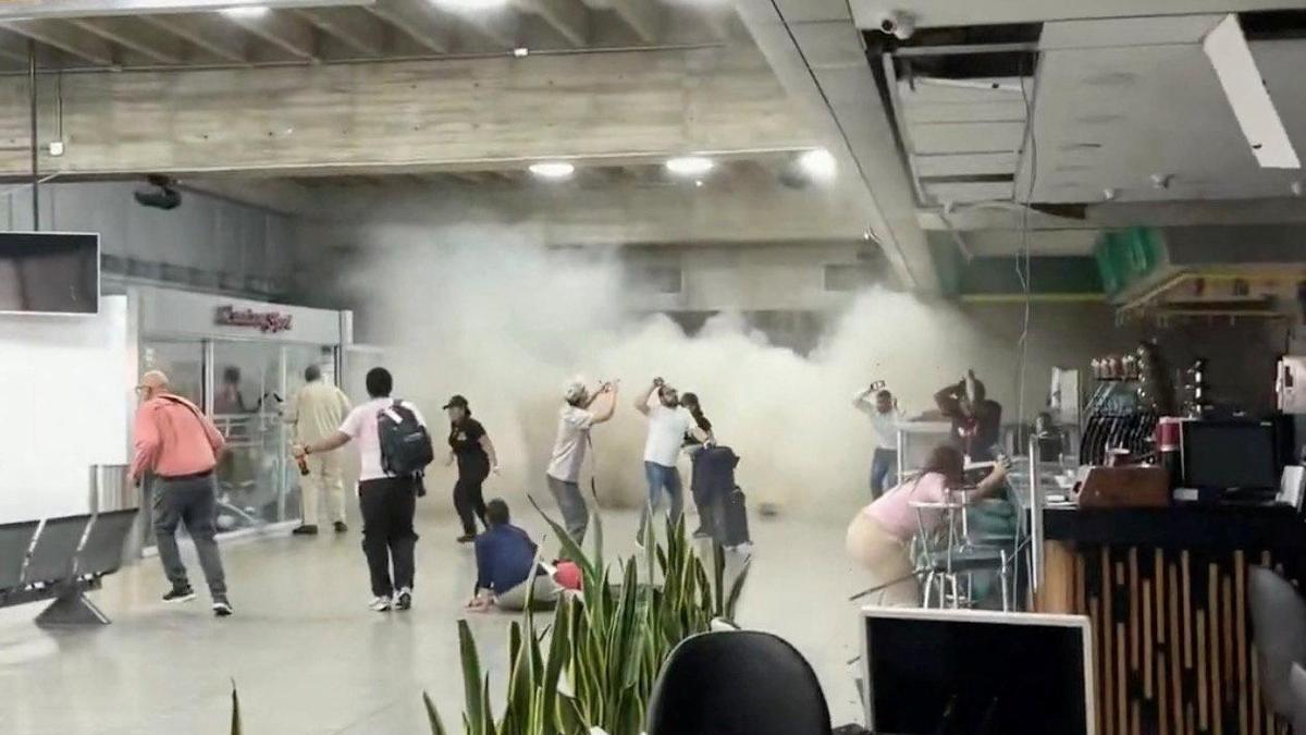 U.S. Venezuelans rush aid to quake victims despite Caracas airport closure