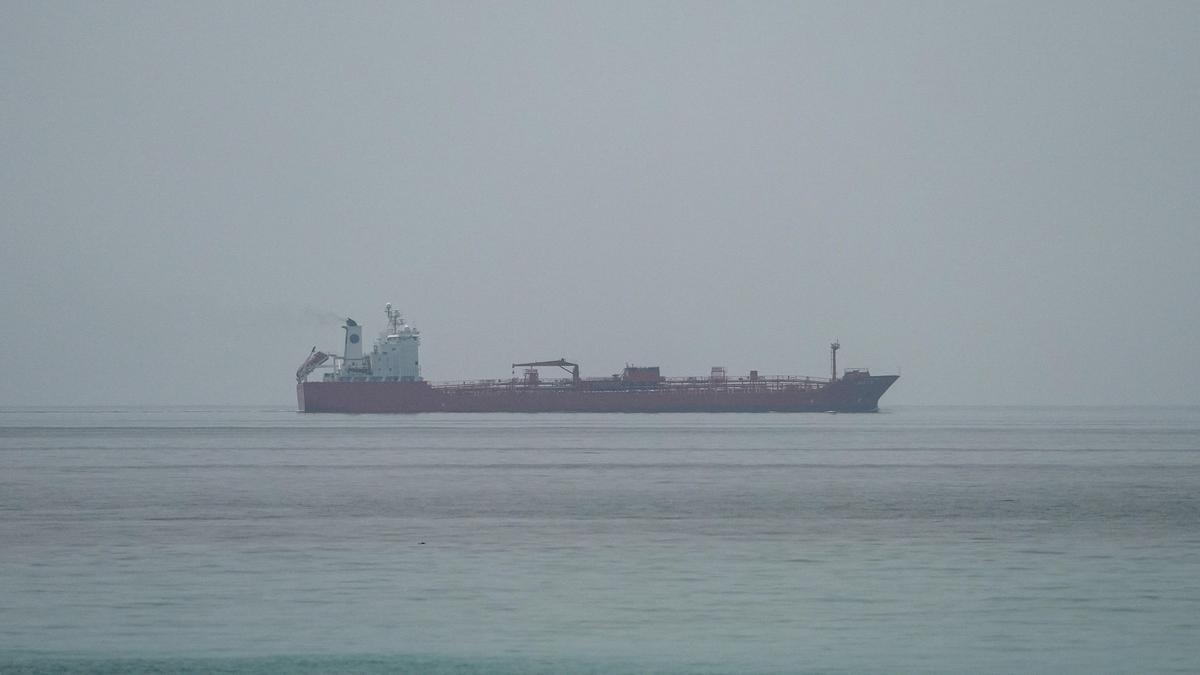 Middlemen offer Iranian oil to Indian refiners after U.S. waiver, sources say