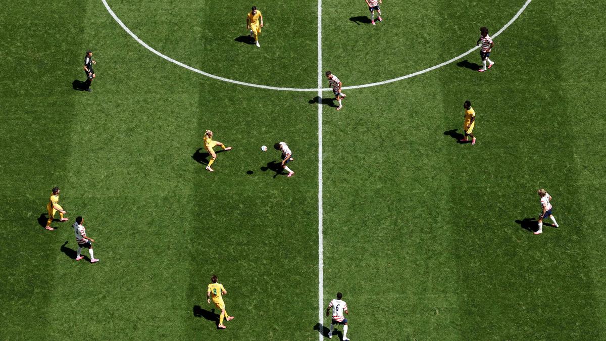 U.S. advance to World Cup round of 32 with dominant 2-0 win over Australia