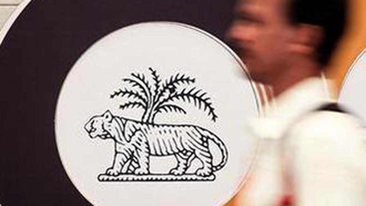 RBI allows banks to offer higher interest rates to NRIs/PIOs to mobilise forex