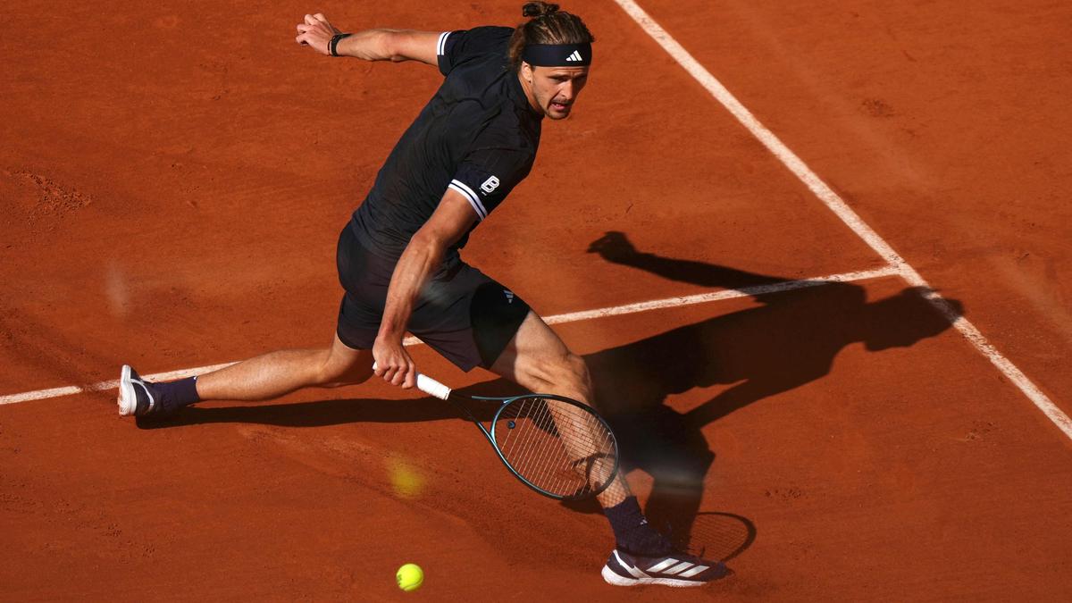 Resolute Zverev reels in Mensik to return to French Open final