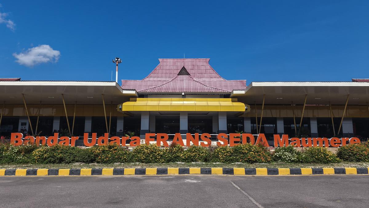 Indonesia volcano erupts, forcing airport to close