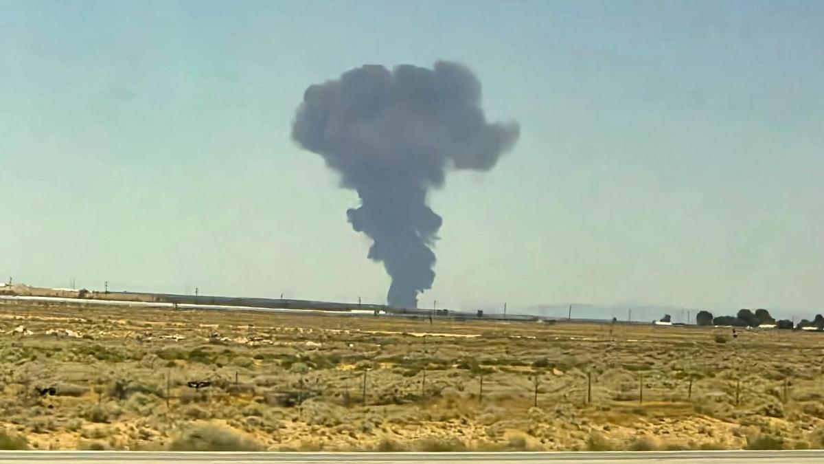 B-52 on test flight plunged at nearly mile minute before crashing, killing 8