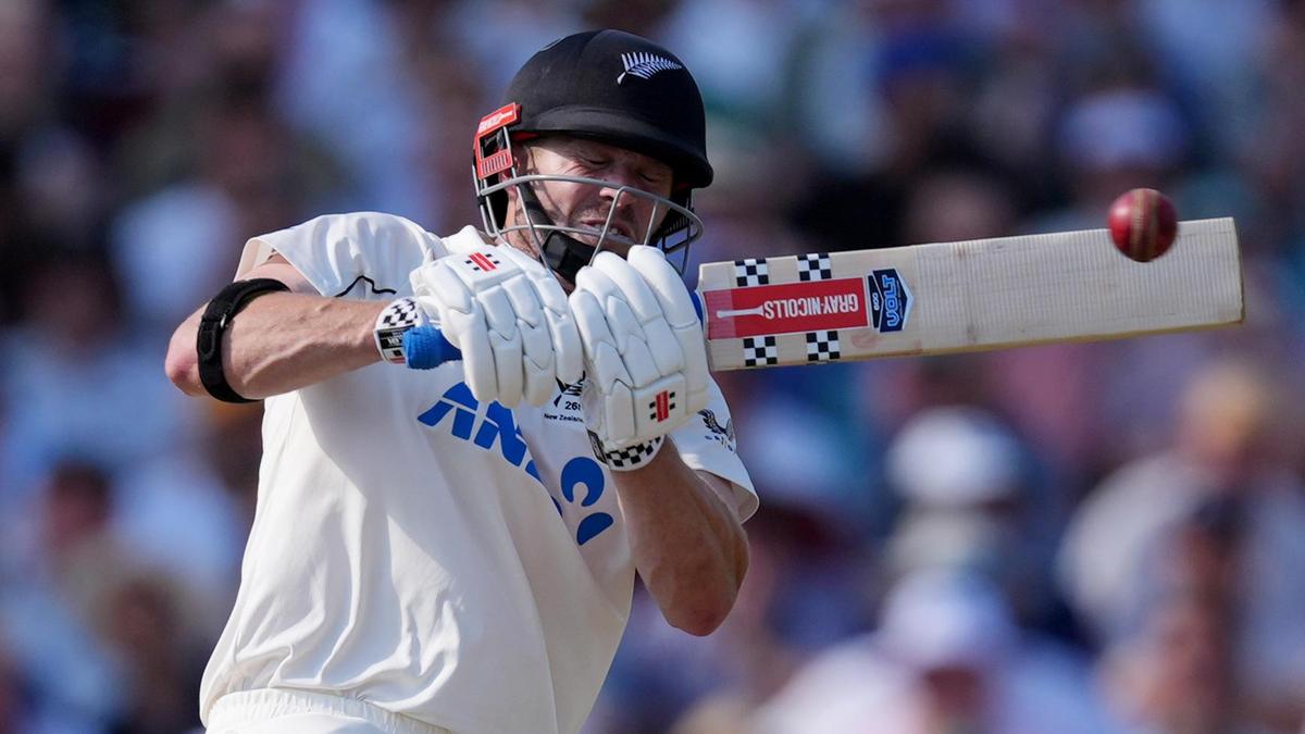 Nicholls and Ravindra steady New Zealand and extend lead over England to 194 at The Oval