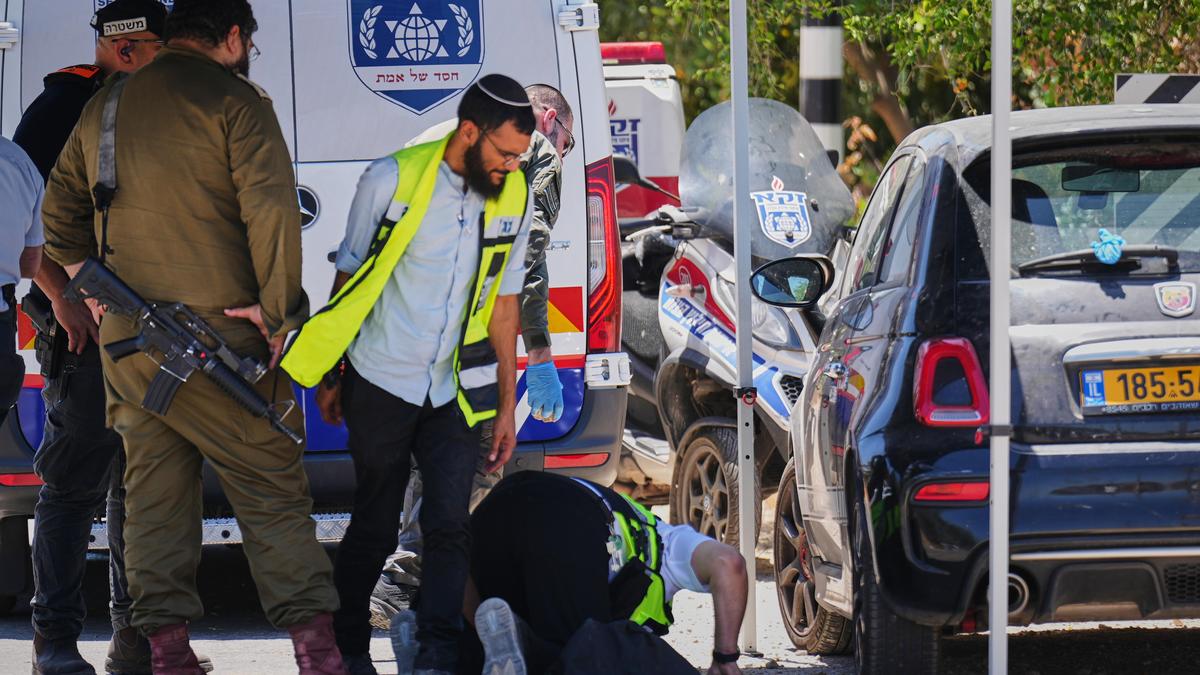 Arab attacker opens fire in central Israel, killing 1 and wounding 5
