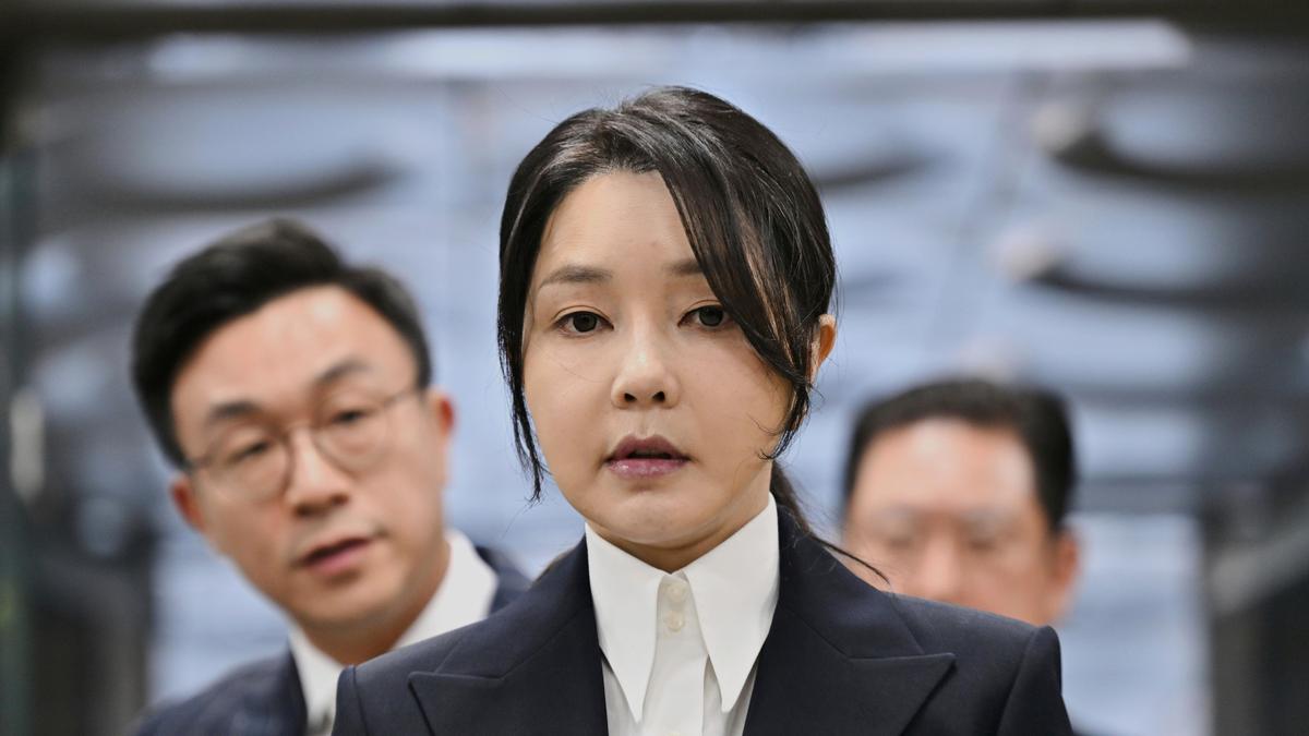 South Korea ex-first lady handed 7 years in jobs-for-gifts case