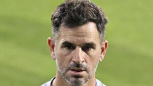 Whoever plays at No. 3 will be given a long rope, says ten Doeschate