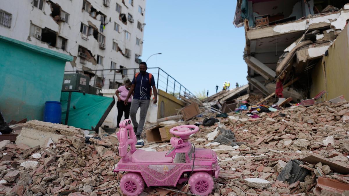 Venezuela earthquake: People take search for the missing into their own hands as death toll nears 1,000