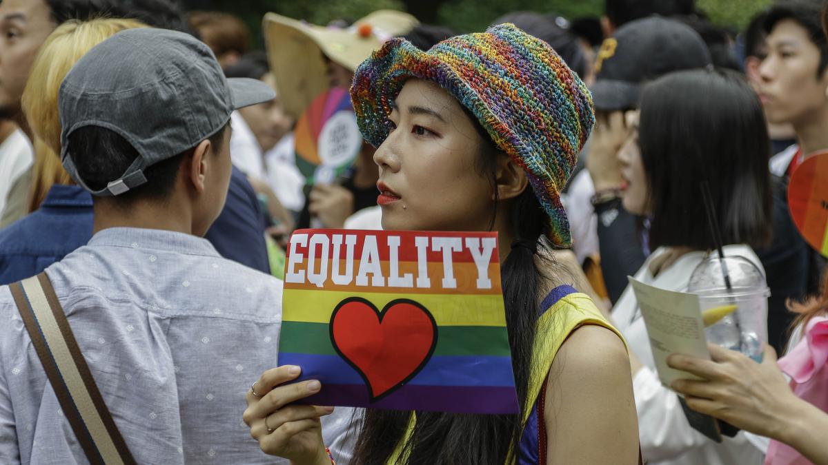 Thousands gather for Seoul queer festival, counter-rally