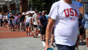 UPDATE 1-Heat wave disrupts Fourth of July events across eastern US