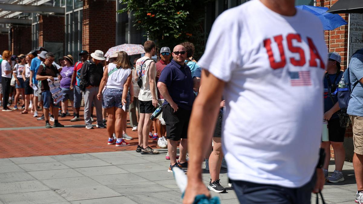 UPDATE 1-Heat wave disrupts Fourth of July events across eastern US
