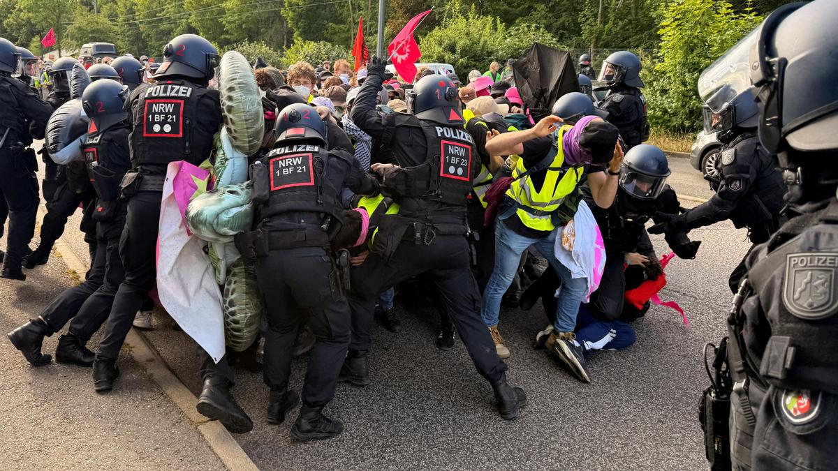 Far-right Alternative for Germany party re-elects leaders as protesters, police clash