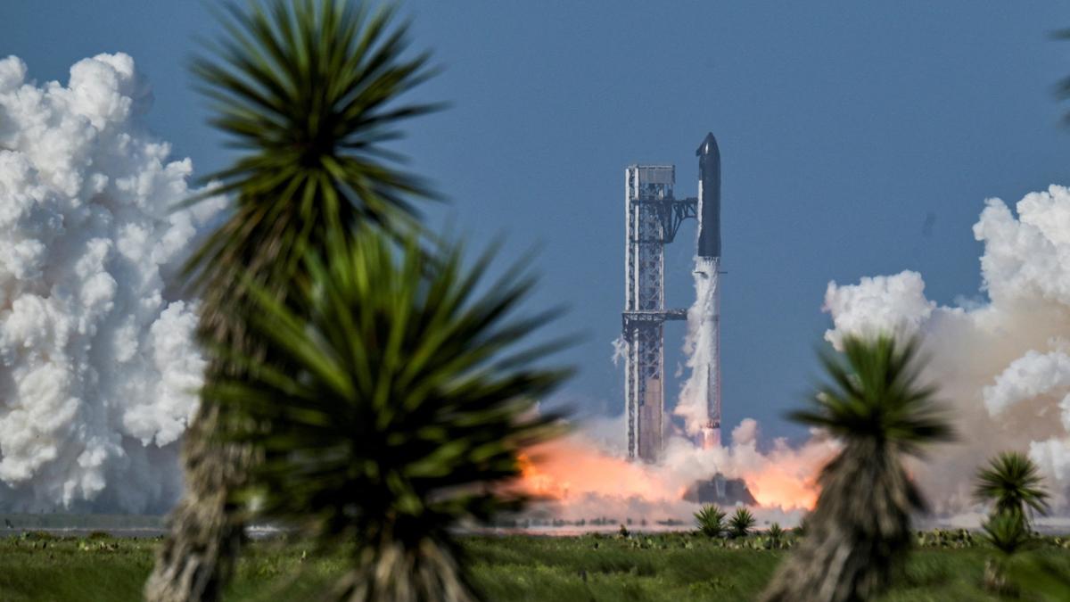 SpaceX launches Starship on another test flight, this time with the most advanced Starlinks